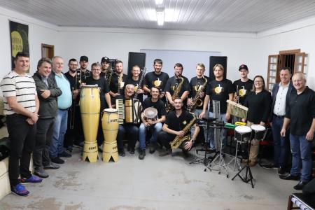 Administração repassa novos instrumentos para a Schtena Big Band