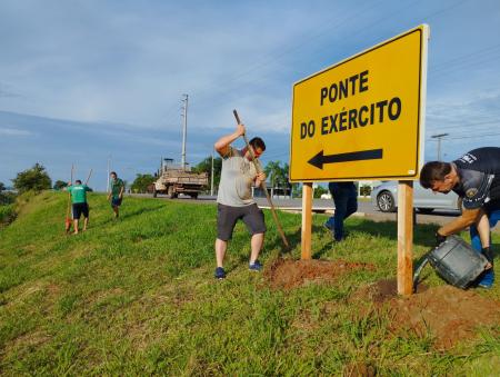 Nova sinalização visa orientar motoristas, em especial de veículos de carga, para que sigam em direção à ponte do Exército