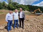 Prefeito Sidnei Eckert com o secretário interino da Sedur, Fernando Classmann (D) e o diretor da Sedur, Edinei Pavão (E