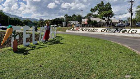 Mais de quatro mil mudas de flores foram plantadas no trevo de acesso à cidade Mais de quatro mil mudas de flores foram plantadas no trevo de acesso à cidade