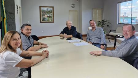 Representantes do Comam entregaram o convite para o prefeito