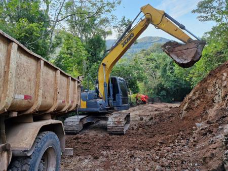 Mutirão de Máquinas também promoveu melhorias na estrada que liga o Morro Gaúcho a Arroio Grande Mutirão de Máquinas também promoveu melhorias na estrada que liga o Morro Gaúcho a Arroio Grande