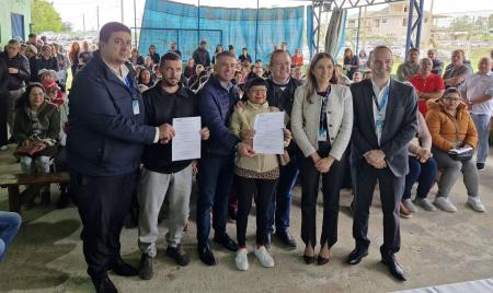 Foram assinados 40 contratos, beneficiando 20 famílias de Arroio do Meio e 20 de Roca Sales