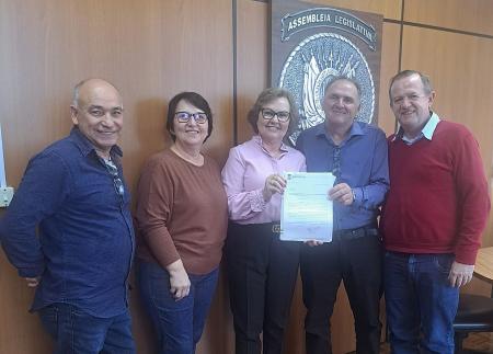 No gabinete da deputada Silvana Covatti, comitiva solicitou recursos para a recuperação da pavimentação asfáltica de Picada Arroio do Meio