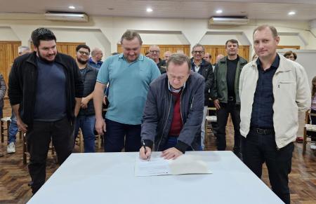 Prefeito Sidnei Eckert assinou o termo de início e a empresa vencedora do processo licitatório deve começar a obra nos próximos dias