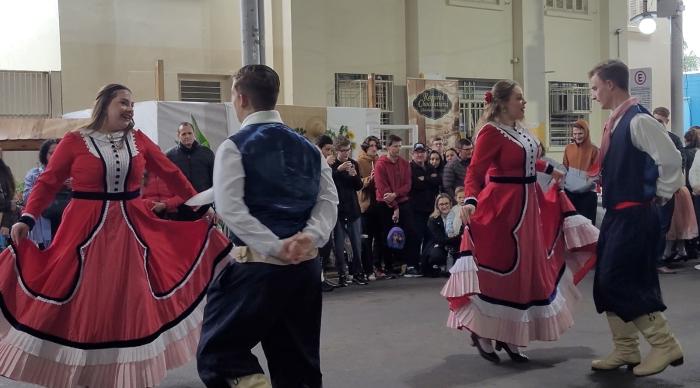 Apresentações dos grupos que integram o Núcleo Municipal de Cultura abrilhantaram o evento