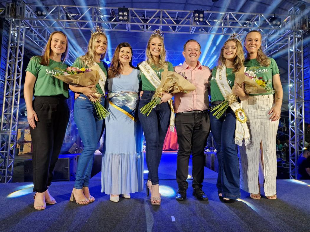 Soberanas com o prefeito Sidnei Eckert e a vice Andréa Lange Barth e as coordenadoras do concurso, Maica Viviane Gebing e Vanessa Schneider