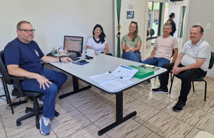 Visita ao PAV da Receita Federal reforça a importância do atendimento mais próximo da comunidade: prefeito Sidnei Eckert e equipe acompanham de perto o trabalho realizado no espaço instalado junto ao