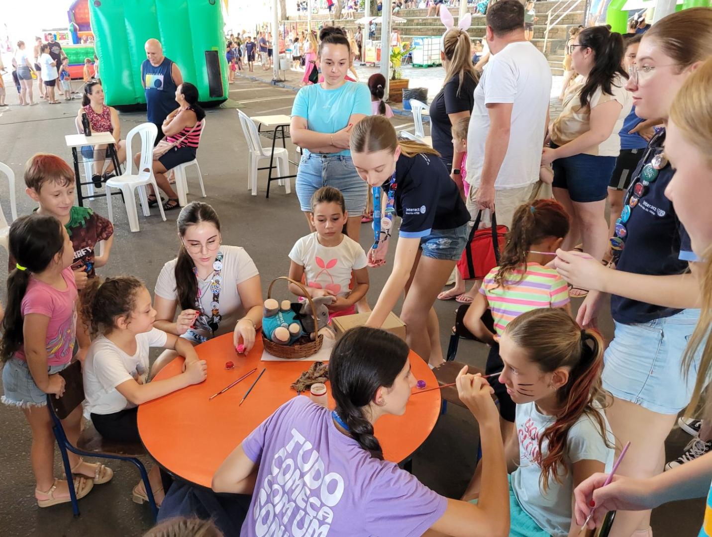 Oficina de pintura facial foi uma das atrações da programação