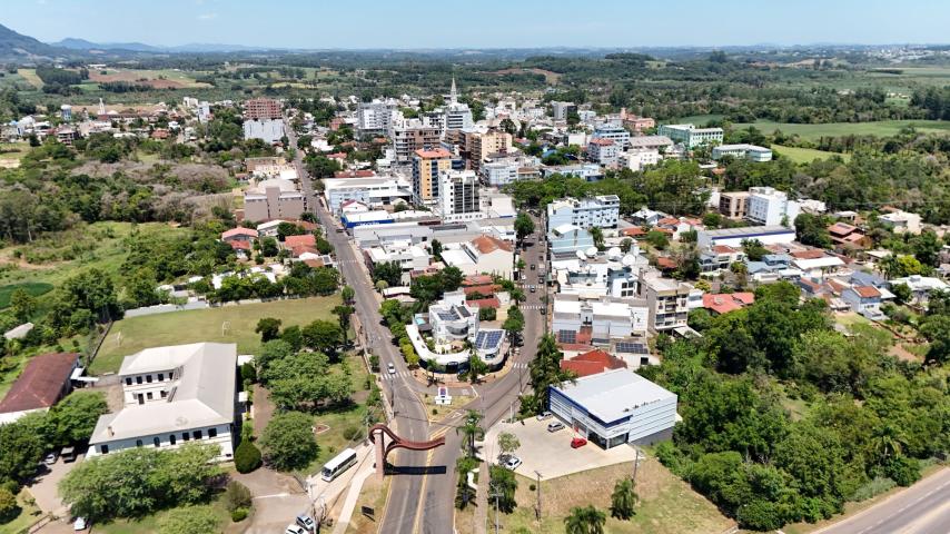 ecursos são investidos em ações em prol de toda a população, a exemplo de saúde, educação e obrasR