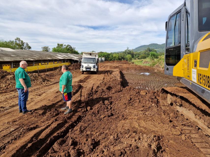 Serviços de terraplenagem viabilizam novos investimentos no meio rural, como um novo aviário na propriedade da família Fucks, em Forqueta