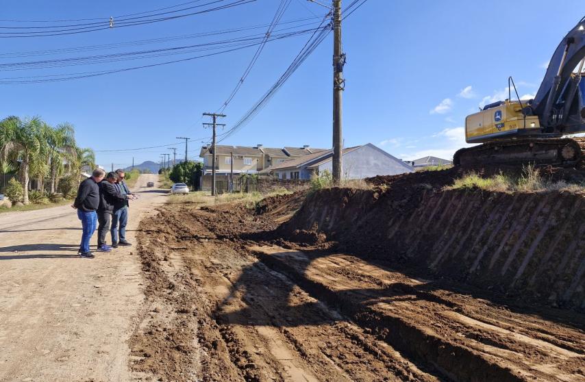 Obra dá continuidade ao asfalto já existente a partir da entrada da AMAI, ultrapassando o cruzamento com a rua Antônio Fornari