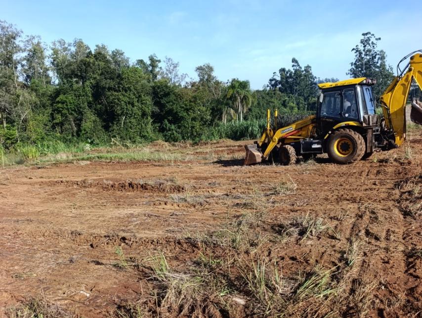 Secretaria de Obras executa a terraplenagem da área que vai receber o ginásio multiuso, no bairro Medianeira