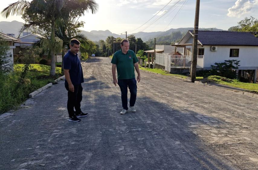 Obra, cuja conclusão foi acompanhada pelo chefe do Executivo, gera mais conforto para moradores e qualifica a infraestrutura do bairro