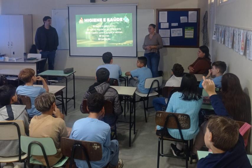 Atividade com estudantes visa conscientizar para a responsabilidade dos tutores em relação aos seus pets