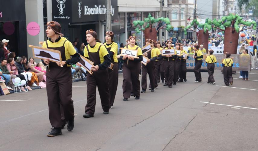 Toda a comunidade é convidada a prestigiar o desfile das equipes na rua principal