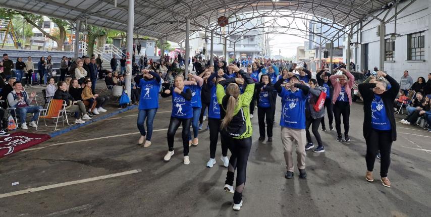 Entidades, soberanas e convidados abriram o desfile da 7ª Gincana Arroio do Meio, levando integração, alegria e espírito comunitário para a Rua de Eventos