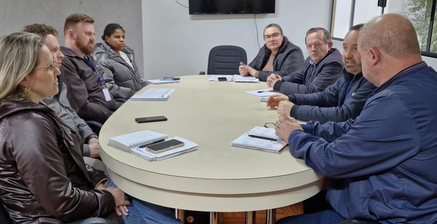 A geração de oportunidades, o fortalecimento da mão de obra local e o olhar voltado à qualificação profissional têm guiado ações e parcerias da Administração Municipal
