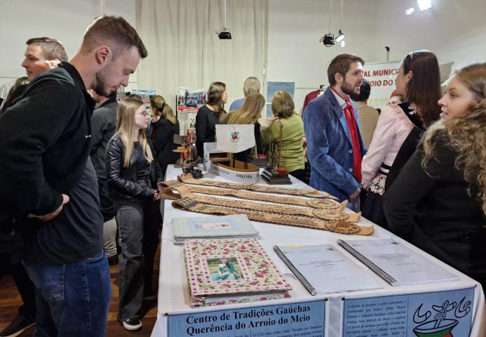 Memórias, tradições e manifestações culturais estão em destaque na exposição aberta na sexta-feira