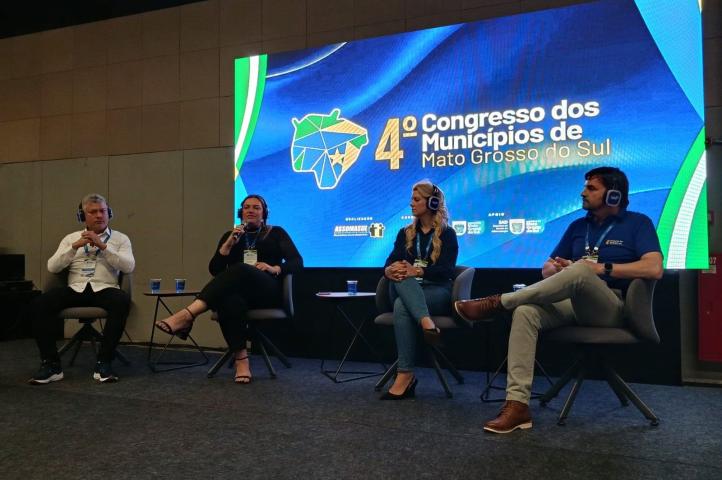 Natália Capitanio no painel que apresentou as ações de Arroio do Meio para a redução de beneficiários do Bolsa Família