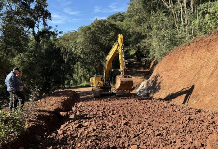Estrada de Picada Café está sendo alargada com serviços de horas-máquina disponibilizadas pelo Estado e equipamentos do município