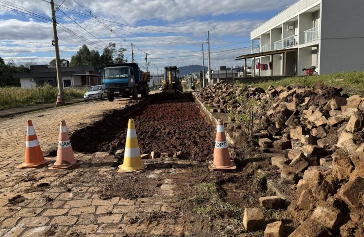 Secretaria de Obras atua na remoção dos paralelepípedos e recomposição da base para o posterior reassentamento das pedras