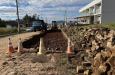 Secretaria de Obras atua na remoção dos paralelepípedos e recomposição da base para o posterior reassentamento das pedras