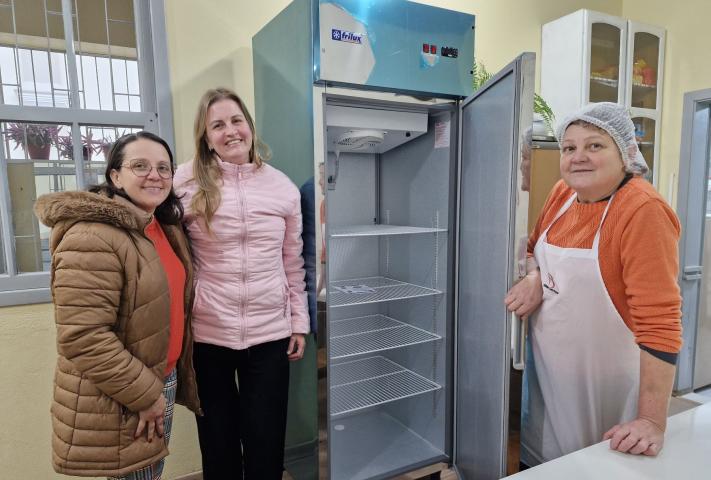 Na EMEF Afonso Celso, os novos equipamentos substituem estruturas já desgastadas pelo tempo, oferecendo melhores condições para o armazenamento dos alimentos