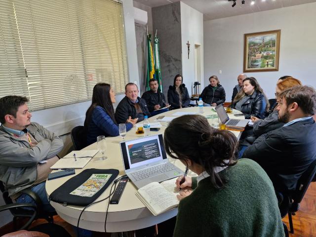Equipes conversaram sobre projetos em andamento