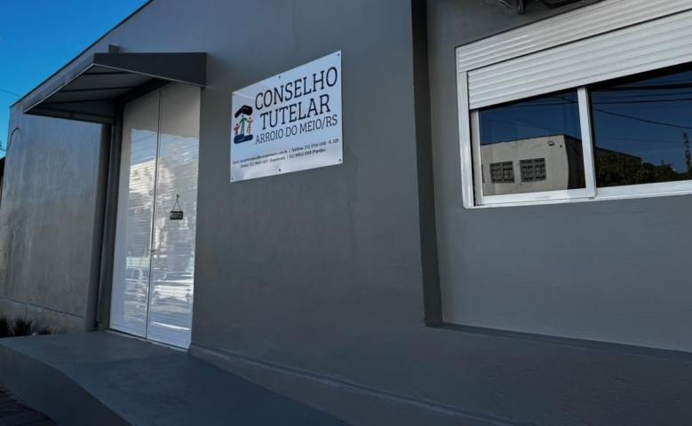 A sede está localizada na rua Bento Gonçalves, nº 138, na lateral do prédio da Secretaria Municipal de Educação e Cultura